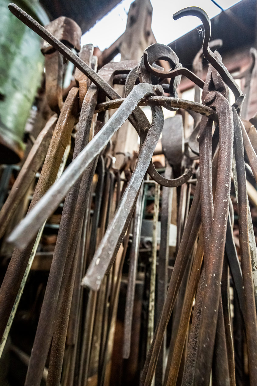 Pinces de forgeron anciennes suspendues dans l'atelier