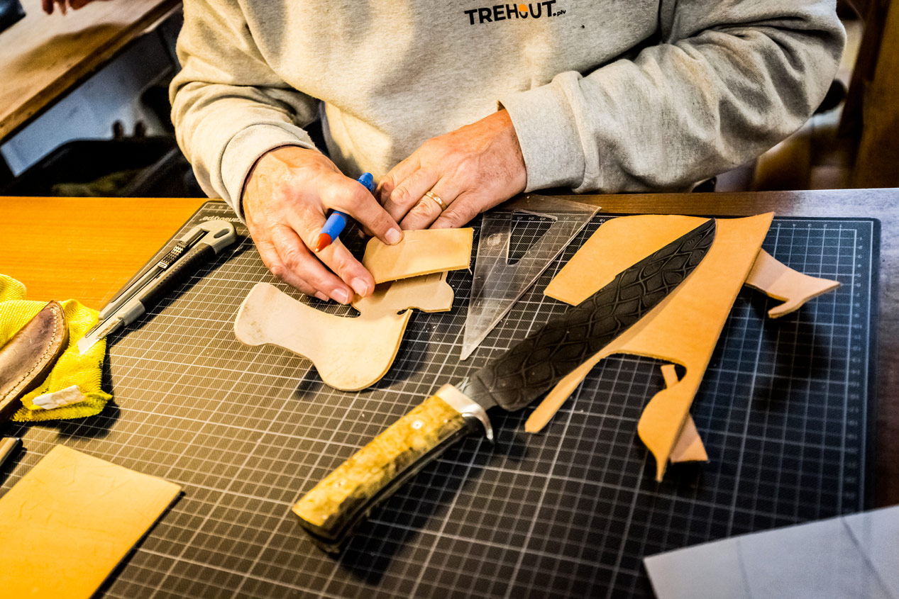 Gros plan sur couteau damas avec manche en bois et patron cuir