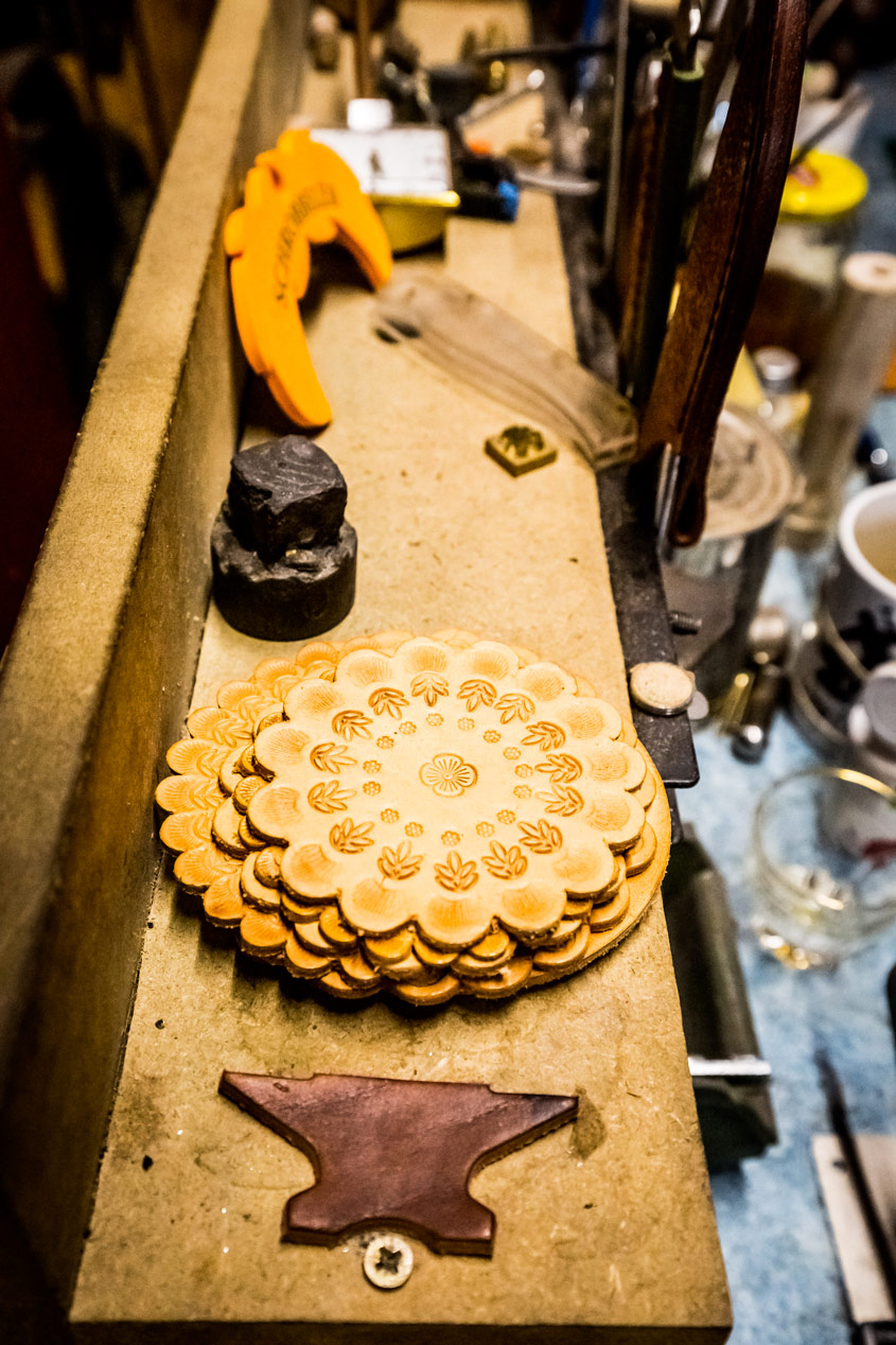 Création d'une rosace décorative en cuir repoussé