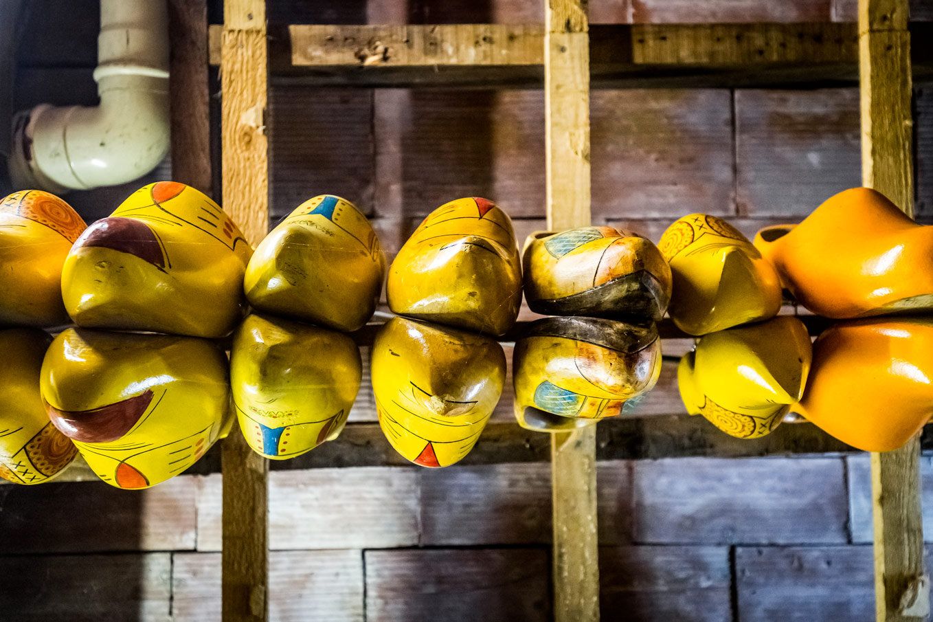 Sabots jaunes traditionnels suspendus aux poutres du musée