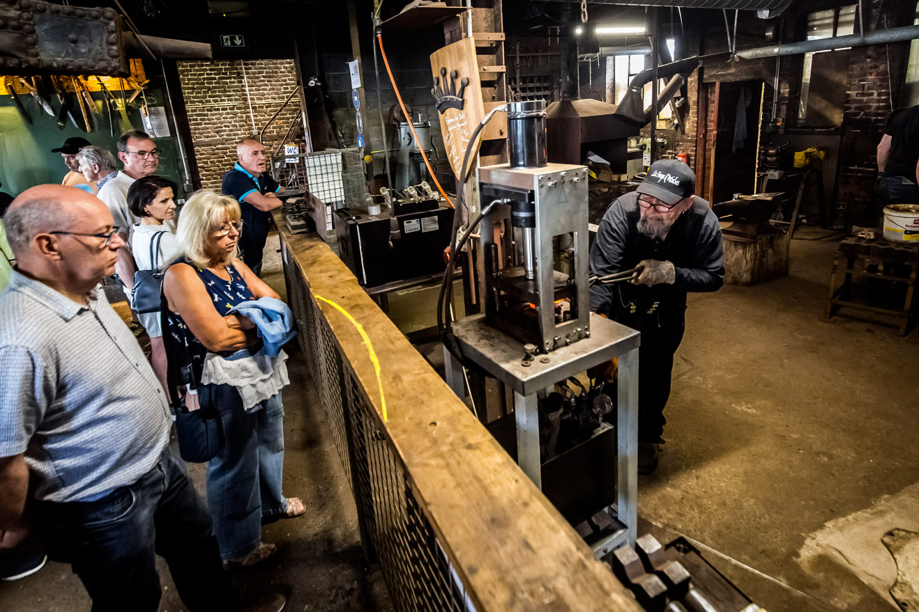 Démonstration de forge devant un groupe de visiteurs