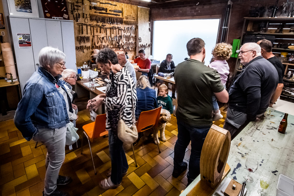 Moment convivial lors d'un événement à la forge avec visiteurs