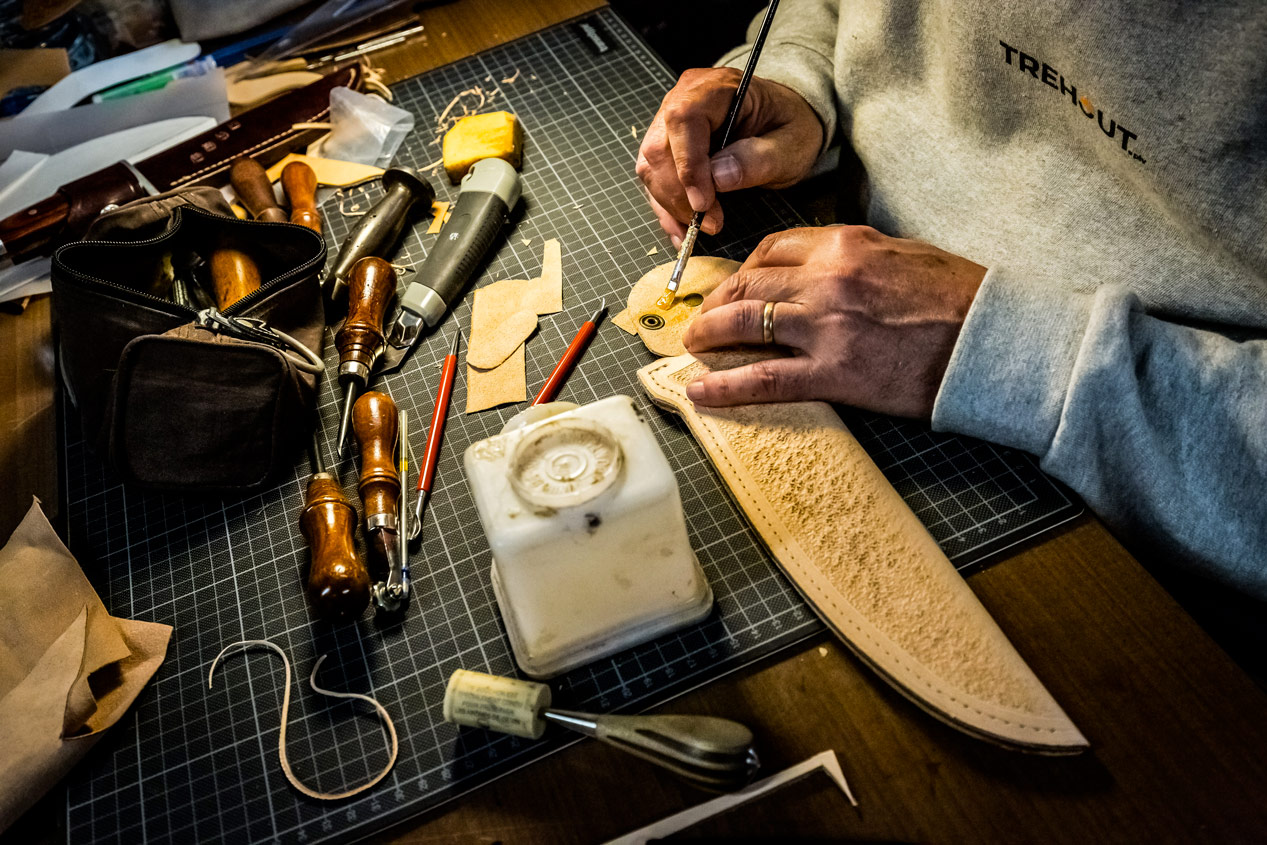 Fourreau en cuir avec motifs repoussés et outils de maroquinerie