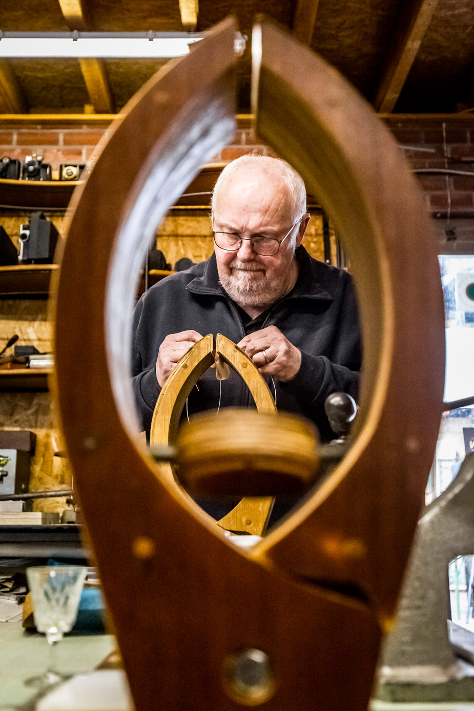 Artisan cousant un fourreau au poney à coudre traditionnel