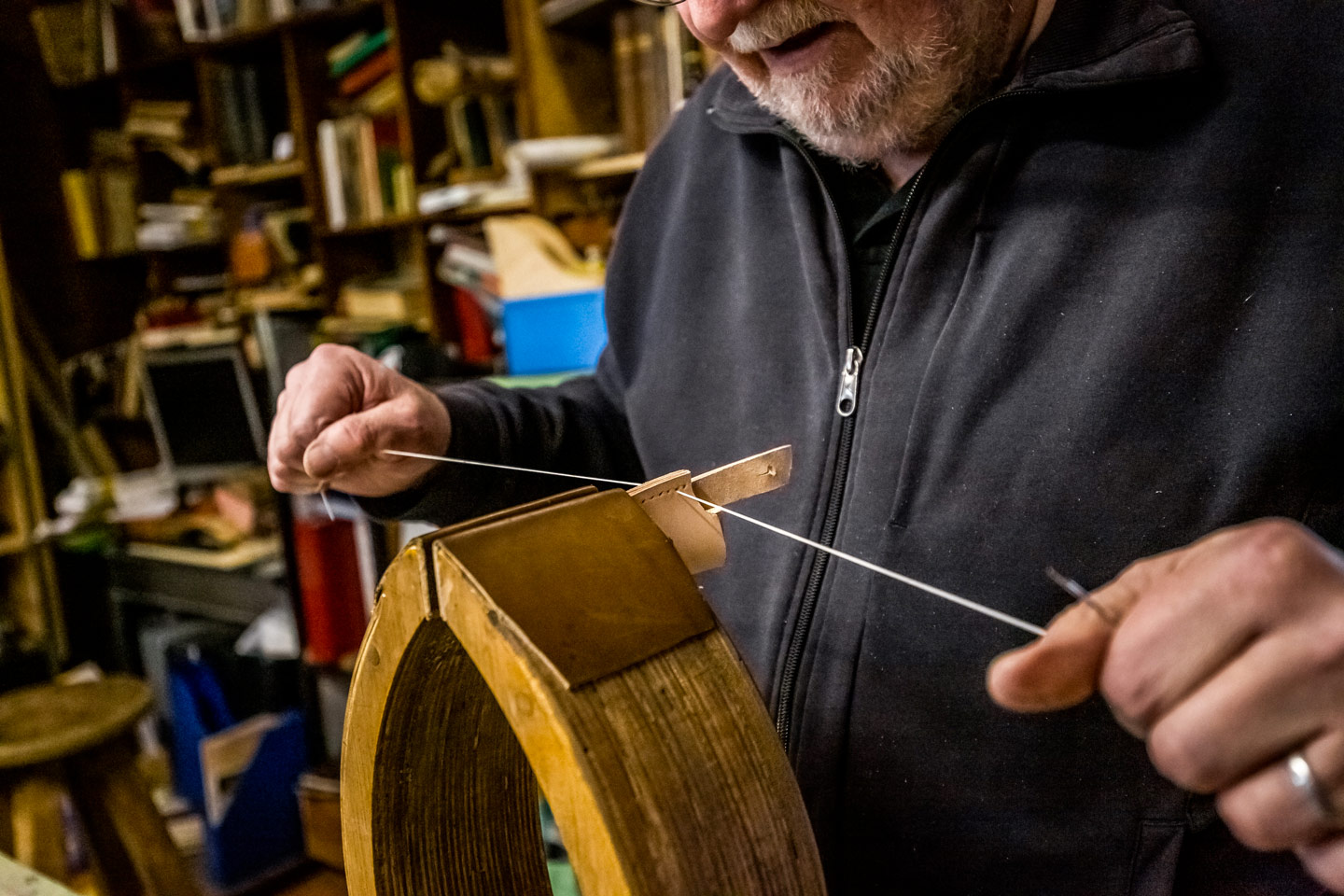 Gros plan sur la couture au poney à coudre traditionnel